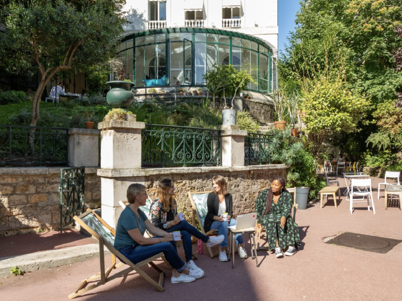 Trois femmes entrain de parler à l'extérieur