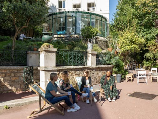 Trois femmes entrain de parler à l'extérieur