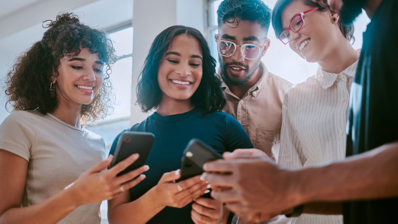 Des adultes qui regardent leurs téléphones