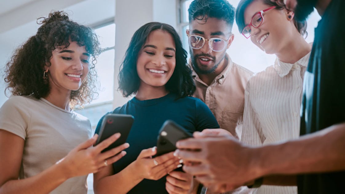 Des adultes qui regardent leurs téléphones