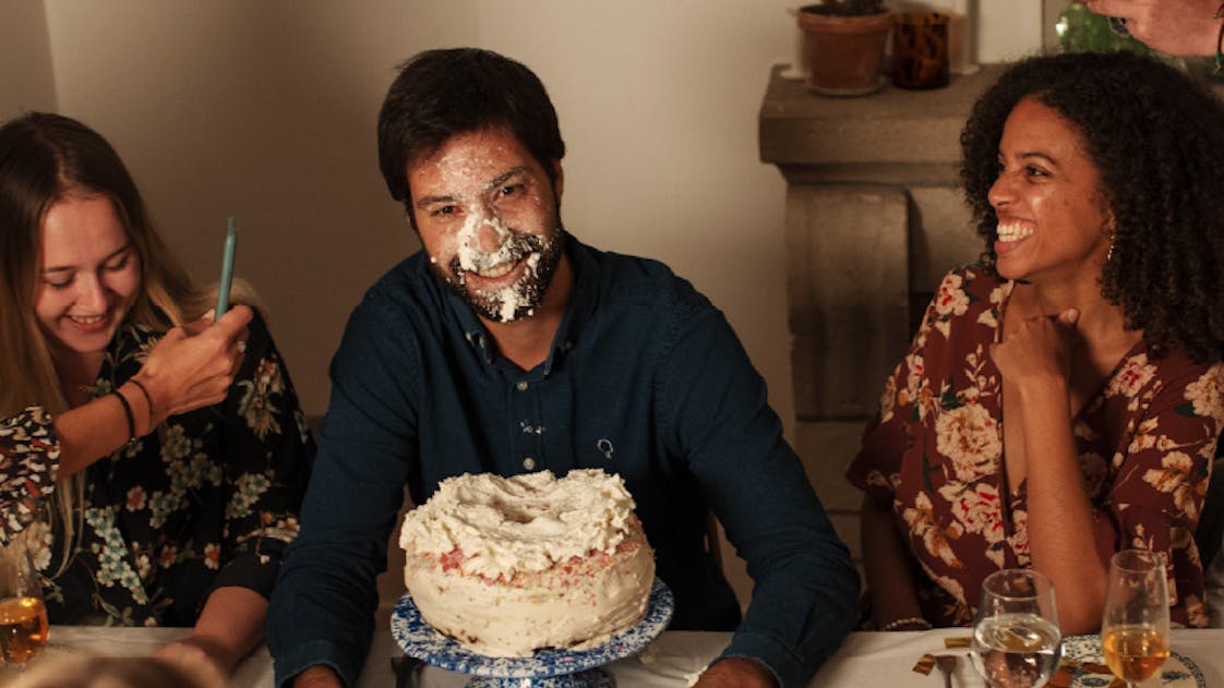 Un homme avec un gâteau d'anniversaire