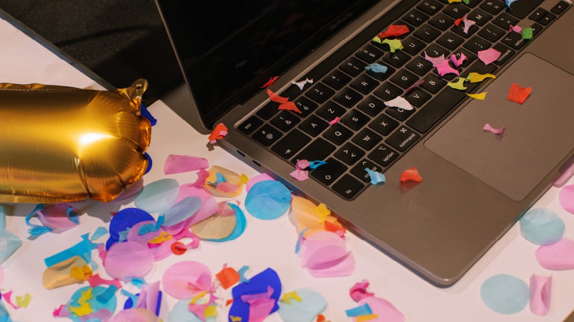 Un ordinateur entouré de confettis