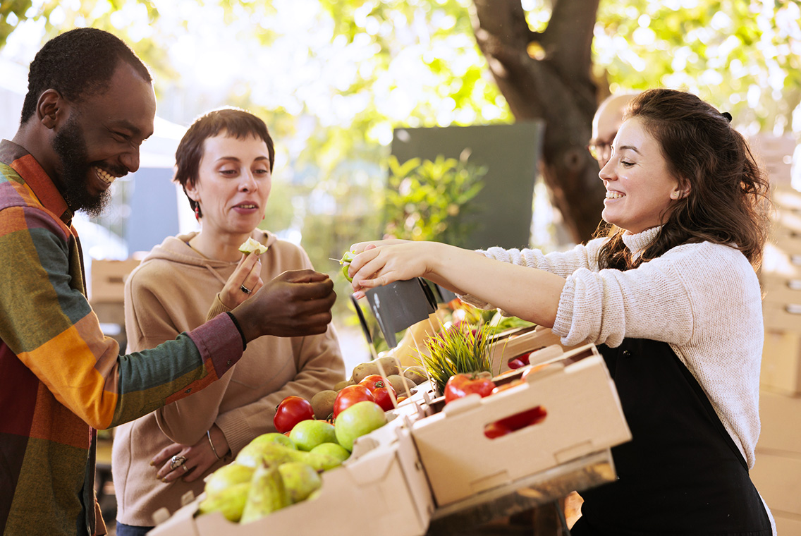 Des adultes au marché de producteur 