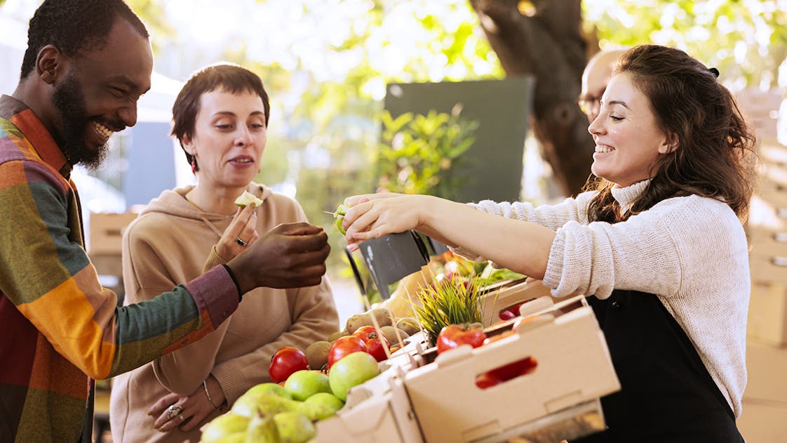 Des adultes au marché de producteur