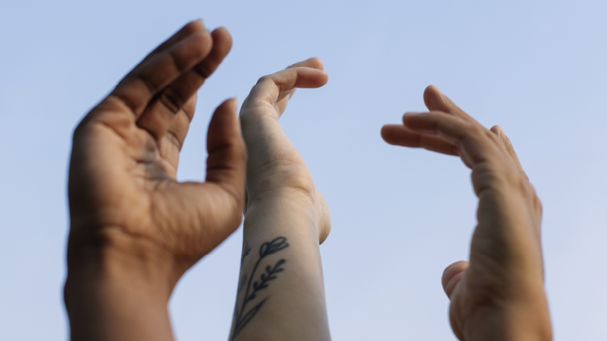 Des mains levées vers le ciel